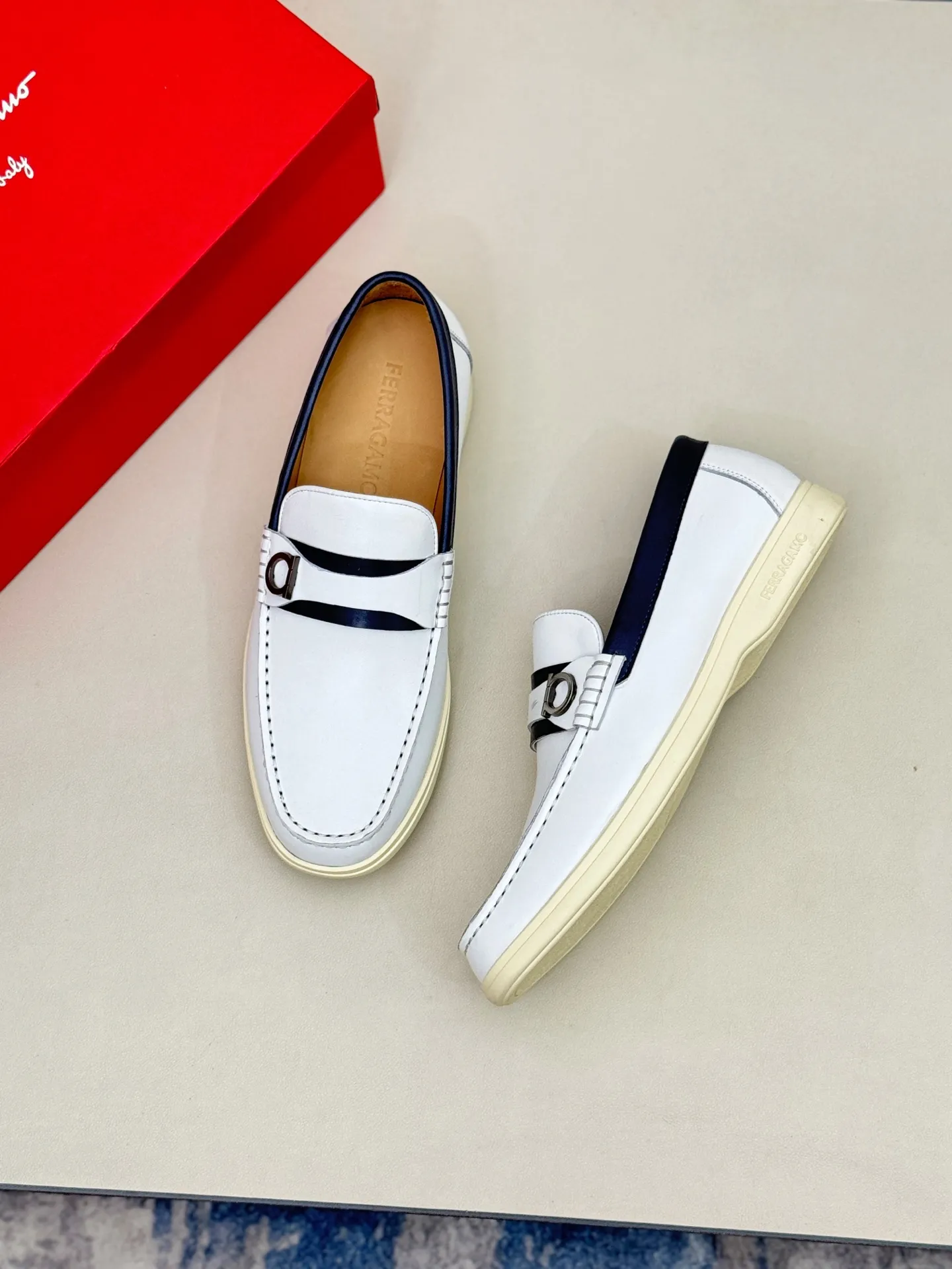 [Ferragamo] P: 580💰 Number of yards: 38~44 (45 orders are non-returnable) Ferragam's new men's driving shoes, the fabric is made of imported cowhide, with visible texture, heavy industrial stitching, dyed calfskin inside, standard logo cowhide feet, big-name experience, soft and comfortable on the feet, a men's favorite, special non-slip and wear-resistant rubber soles, easy to handle various occasions, with original box packaging!